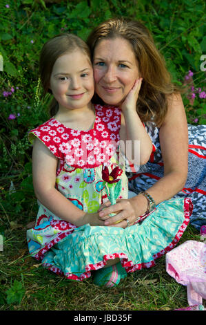Down Syndrom Modell, Natty (Natalie) goleniowska mit ihrer Mutter Hayley. Stockfoto