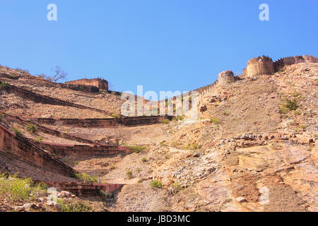 Kurvenreiche Straße führt zu Nahargarh Fort in Jaipur, Rajasthan, Indien. Die Festung wurde als Rückzugsort auf dem Gipfel des dem Bergrücken oberhalb th gebaut. Stockfoto