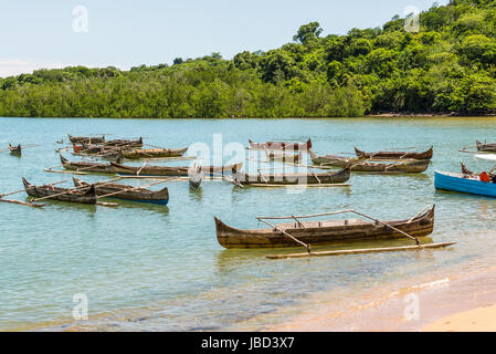 Traditionellen hölzernen Einbaum Rudern Outrigger-Kanus auf der Insel Nosy Be, Madagaskar Stockfoto