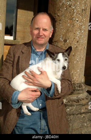 Septimus Waugh, Sohn von Evelyn Waugh, der ist ein Bildhauer und Holzschnitzer an seinem Haus, bucht Haus in Tiverton, Devonshire, England. Stockfoto