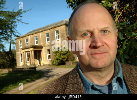 Septimus Waugh, Sohn von Evelyn Waugh, der ist ein Bildhauer und Holzschnitzer an seinem Haus, bucht Haus in Tiverton, Devonshire, England. Stockfoto