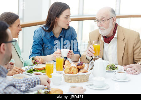 Junge und ältere Paare, die Ihr Frühstück im restaurant Stockfoto