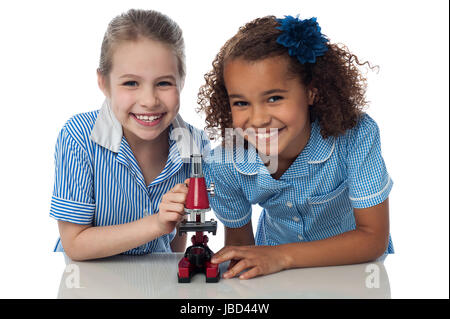 Zwei fröhliche Schulkinder forschen Stockfoto