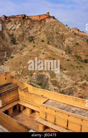 Blick auf Jaigarh Fort auf der Oberseite Aravalli Hills von Amber Fort, Rajasthan, Indien. Amber Fort ist die wichtigste touristische Attraktion in der Umgebung von Jaipur. Stockfoto