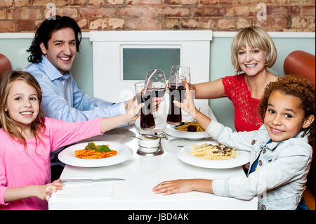 Fröhliche Familie vier feiern, Cheers! Stockfoto