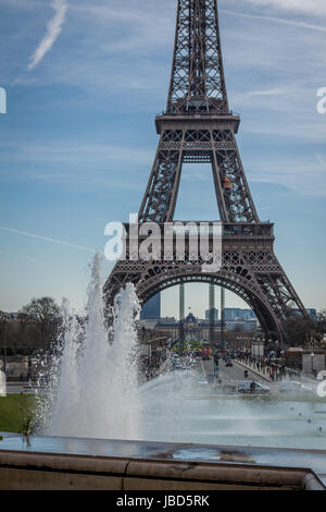 Eiffelturm in Paris Wahrzeichen Vor Blauem Himmel Im Frühling Architektur aussicht Stockfoto
