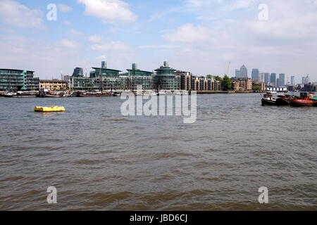 Wohnblocks am Flussufer, London, England Stockfoto