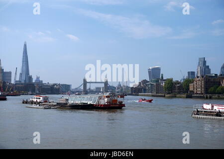 Die Themse und die City of London von der Themse-Pfad in Rotherhithe, London, England Stockfoto