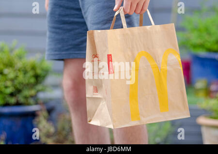 Nahaufnahme von McDonald's Take Away Food braune Papiertüte, McDonalds ist ein Fastfood-Restaurant-Kette wurde 1940 gegründet. Stockfoto