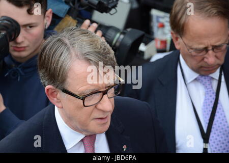 Peter Mandelson reagiert auf die 2016 General Wahlergebnisse am College Green, am Tag nach der Wahl. Stockfoto