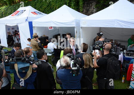 Peter Mandelson reagiert auf die 2016 General Wahlergebnisse am College Green, am Tag nach der Wahl. Stockfoto