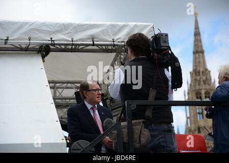 Peter Mandelson reagiert auf die 2016 General Wahlergebnisse am College Green, am Tag nach der Wahl. Stockfoto