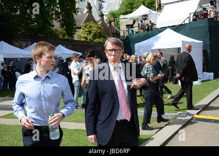 Peter Mandelson reagiert auf die 2016 General Wahlergebnisse am College Green, am Tag nach der Wahl. Stockfoto