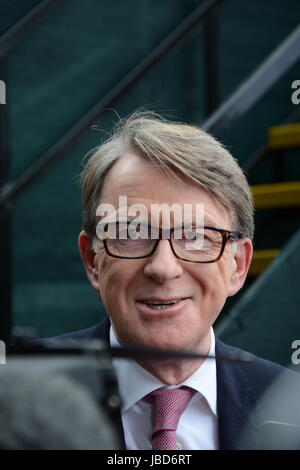 Peter Mandelson reagiert auf die 2016 General Wahlergebnisse am College Green, am Tag nach der Wahl. Stockfoto