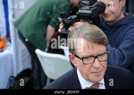 Peter Mandelson reagiert auf die 2016 General Wahlergebnisse am College Green, am Tag nach der Wahl. Stockfoto