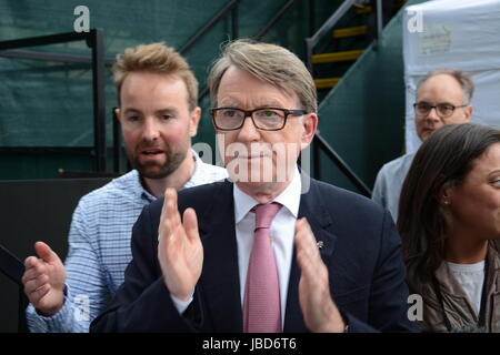 Peter Mandleson auf College Green am Tag nach der Bundestagswahl Ergebnis 2017. Stockfoto