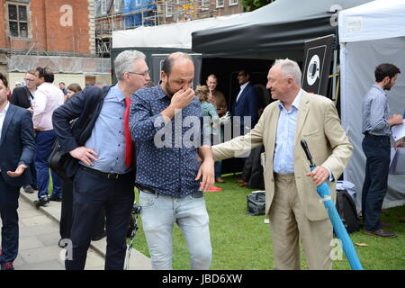 Ken Livingstone und Lembit Opik, Außenseiter in den Armen auf College Green nach der Bundestagswahl 2017. Stockfoto