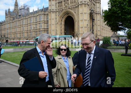 Kevin Maguire teilt einen Witz mit Len McCluskey am College Green am Tag nach der 2017 General Wahlergebnis. Stockfoto