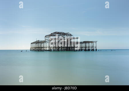 Das alte West Pier Skelett in ruhigen Meer, Langzeitbelichtung, Brighton, UK Stockfoto