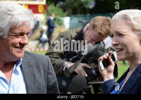 Veteran Radiosender Peter Allen am College Green am Tag nach den Parlamentswahlen 2017. Stockfoto