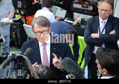 Michael Crick fragen Herr Mandelson nach der Bundestagswahl 2017. Stockfoto