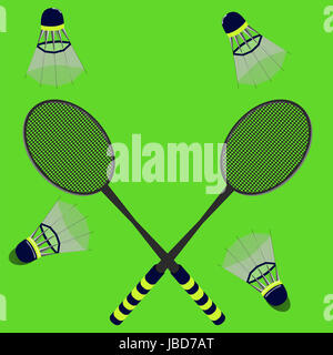 zwei Schläger und Federball auf grünem Hintergrund Stockfoto