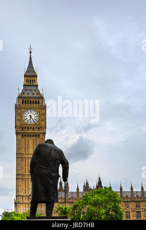 Big Ben, der Elizabeth Tower mit der Statue von Winston Churchill im Vordergrund, Palace of Westminster, London, Großbritannien Stockfoto