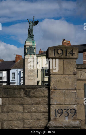 Das Denkmal, Auftragswerk für das War Memorial Committee und von Philip B. Bennison, geflügelte Victory(also called Triumphant Youth) entworfen. Stockfoto