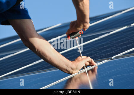 Neue Solarmodul befestigen Stockfoto