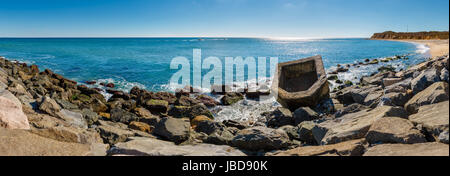 Panoramablick von Montauk Point State Park Strand und den Atlantischen Ozean. Long Island, New York State Stockfoto