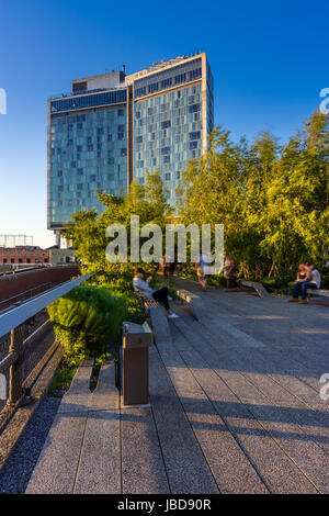 Die High Line im Sommer mit dem Standard High Line Hotel. Greenwich Village, New York City Stockfoto