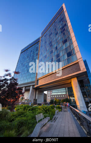 Die High Line im Sommer mit dem Standard High Line Hotel. Greenwich Village, New York City Stockfoto