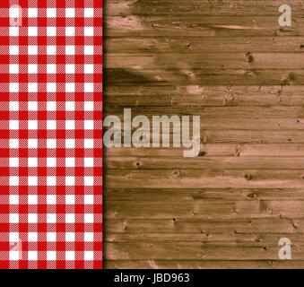 Holz Hintergrund und Tischdecke mit roten und weißen Quadraten Stockfoto