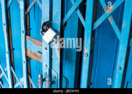 Silber Tastensperre auf die alte blaue Metalltür für Hintergrund. Das Sicherheitskonzept. Stockfoto