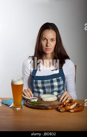 Frau Mit Bayerischen Weißwürsten Stockfoto