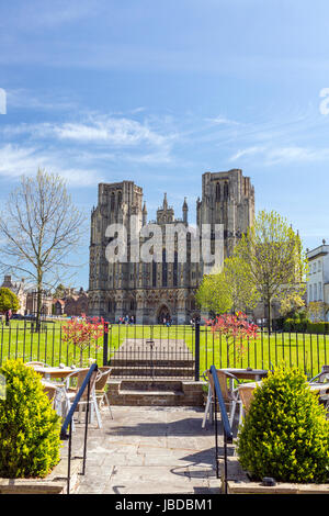 Die imposanten Westfassade der Kathedrale gesehen von der Terrasse des Swan Hotels in Wells, Somerset, England, UK Stockfoto