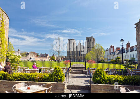 Die imposanten Westfassade der Kathedrale gesehen von der Terrasse des Swan Hotels in Wells, Somerset, England, UK Stockfoto