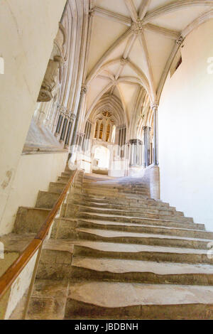 Die steinernen Stufen getragen durch Jahrhunderte der Füße klettern, der Kapitelsaal in Wells Cathedral, Wells, Somerset, England, UK Stockfoto