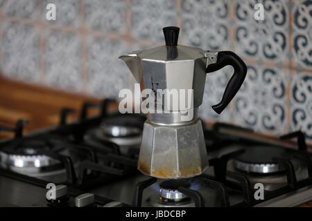Bialetti Moka Express Kaffeemaschine frisch Kaffeekochen auf ein Gas-Kochfeld. Stockfoto