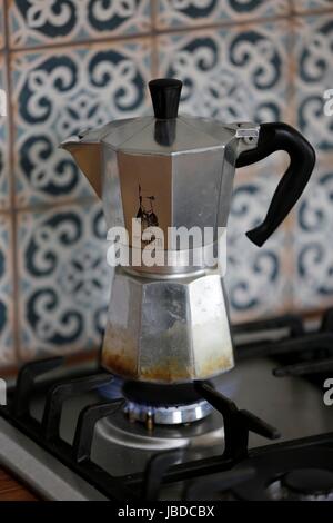 Bialetti Moka Express Kaffeemaschine frisch Kaffeekochen auf ein Gas-Kochfeld. Stockfoto
