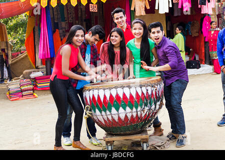 Gruppe Teenager Jungen, Mädchen Freunde Drumming Drum Spaß fröhliche Mela Stockfoto