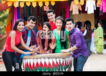 Gruppe jugendlicher Mädchen und Jungen Freunde Drumming Drum fröhlich Fair Stockfoto