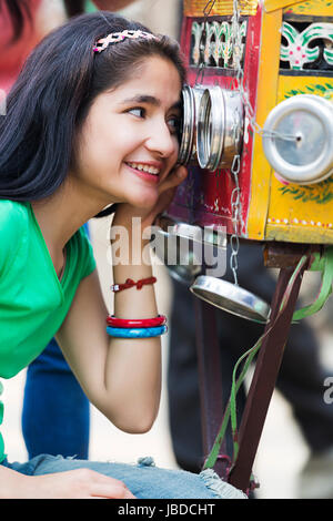 1 Junge Jugendmädchen beobachten Messe Surajkund Biscope Unterhaltung genießen. Stockfoto