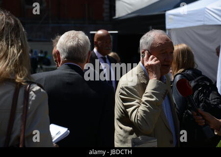 Ken Livingston am College Green am Tag nach den Parlamentswahlen 2017. Stockfoto