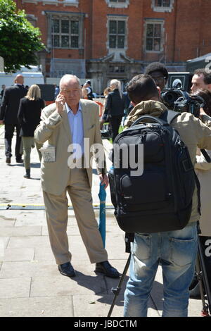 Ken Livingston am College Green am Tag nach den Parlamentswahlen 2017. Stockfoto