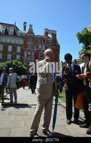 Ken Livingston am College Green am Tag nach den Parlamentswahlen 2017. Stockfoto