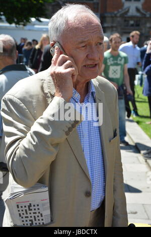 Ken Livingston am College Green am Tag nach den Parlamentswahlen 2017. Stockfoto