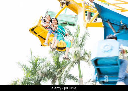 2 indischen Mutter Tochter Amusement Park Spaß Stockfoto