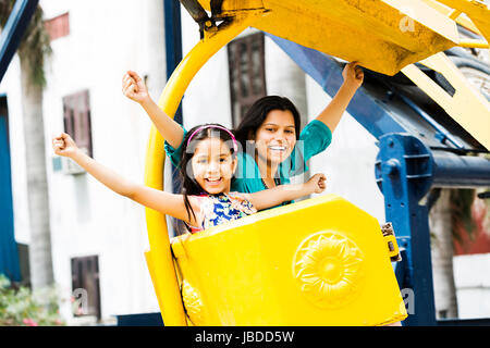 Indische Mutter und Kind Tochter Fair lustige Fahrt Wochenende Aktivitäten genießen. Stockfoto