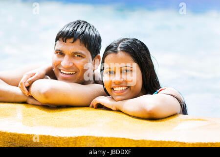 Happy 2 indische Jungen Freund Pool Einfassung Waterpark Baden Stockfoto